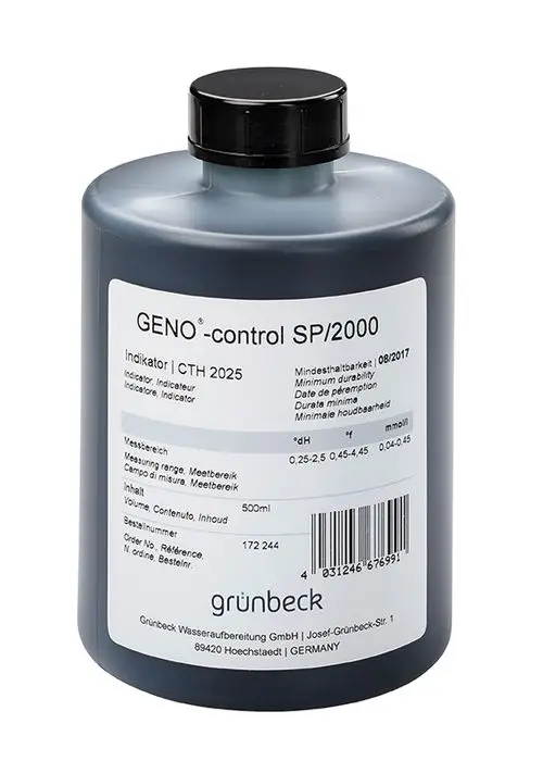 Schwarze Kunststoffflasche mit klarer Beschriftung. Enthält einen Resthärte-Indikator von Grünbeck mit Messbereich für Wasserhärte. Inhalt: 500 ml.